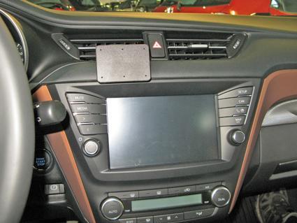 Proclip Toyota Avensis 2016- Center mount